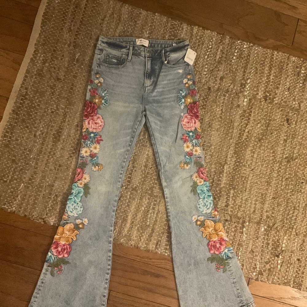 Floral embroidered DRIFTWOOD flare jeans.  NWT Size 26
